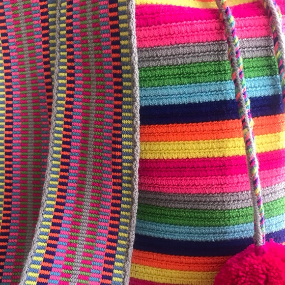 New: Wayuuchilabag Oversized Crossbody Bucket Bag with Pom Poms - Picture 5 of 16